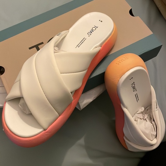 TOMS Mallow Crossover Size 9 - Picture 2 of 6